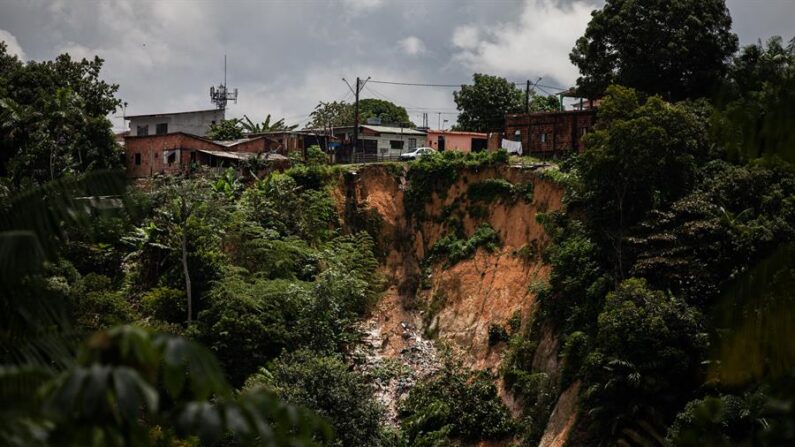 Fotografía de archivo de un deslizamiento de tierra provocado por las fuertes lluvias, en Brasil. EFE/ Raphael Alves