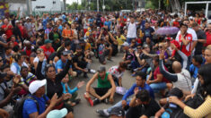 Miles de migrantes de Cuba y Centroamérica protestan en la frontera sur de México