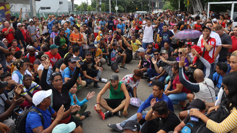 Migrantes protestan frente a la sede del Instituto Nacional de Migración (INM) en Tapachula, estado mexicano de Chiapas el 21 de septiembre. (EFE/Juan Manuel Blanco)