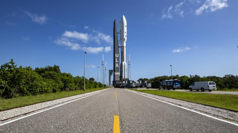 Fotografía cedida por United Launch Alliance (ULA) donde se muestra su cohete Atlas V que lleva la misión Silent Barker/NROL-107 para la Oficina Nacional de Reconocimiento (NRO) y la Fuerza Espacial de los Estados Unidos mintras es transportado hasta la plataforma de lanzamiento en el Complejo de Lanzamiento Espacial-41 de la Estación de la Fuerza Espacial en Cabo Cañaveral, Florida (EE.UU.). EFE/ULA