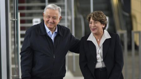 López Obrador inaugura la primera etapa del tren México-Toluca tras nueve años de obra