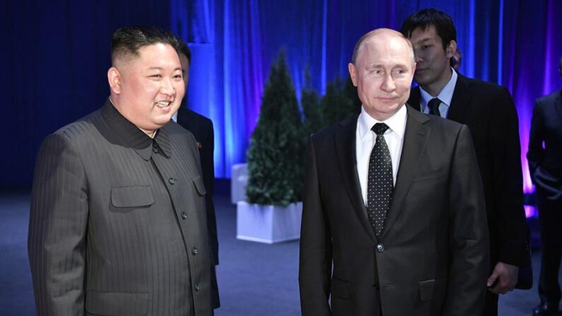Imagen de archivo del líder norcoreano, Kim Jong-un (i), con el presidente ruso, Vladimir Putin (d). EFE/Alexey Nikolsky/Sputnik/Kremlin Pool 
