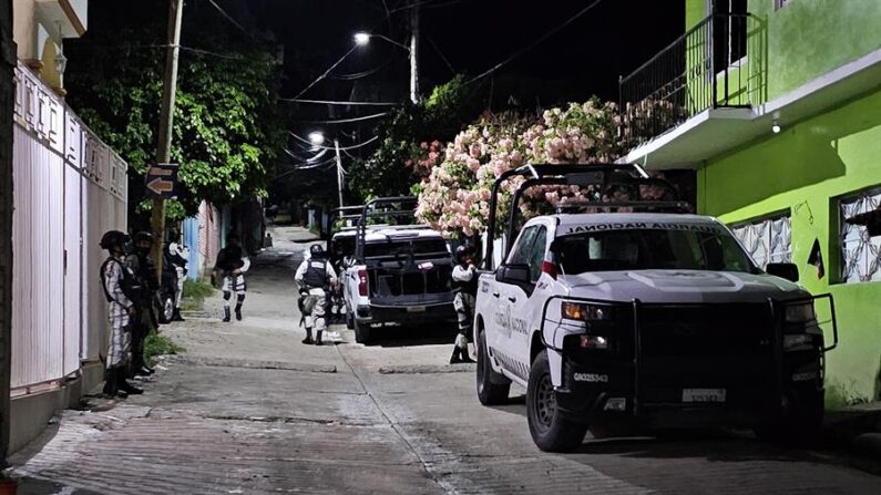 Policías estatales vigilan la zona donde fueron emboscados policías la madrugada de este miércoles, en el poblado de Juan R Escudero, en el municipio de Chilpancingo (México). EFE/José Luis de la Cruz