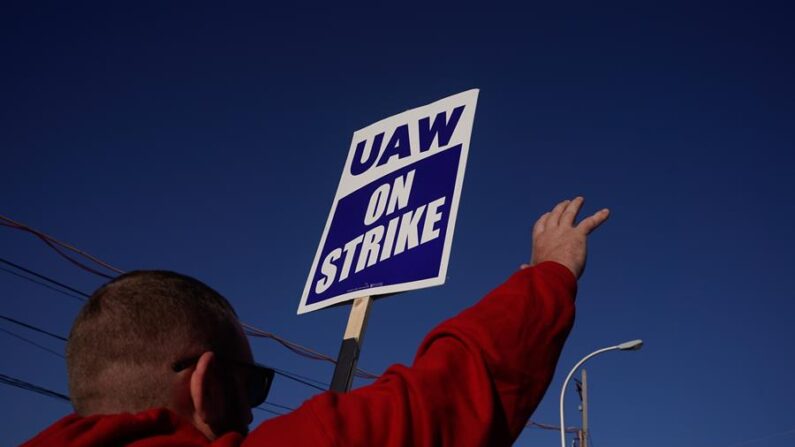 Un miembro del sindicato United Auto Workers (UAW) protesta, en una fotografía de archivo. EFE/EPA/Dieu-Nali Chery