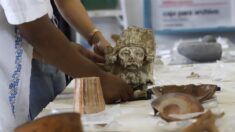 Descubren 11 entierros y 1000 piezas de cerámica mientras realizaban obras de drenaje en Cholula