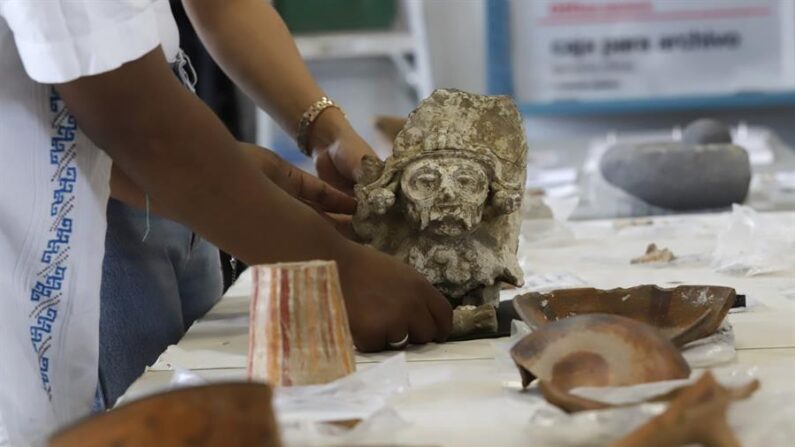Fotografía de piezas arqueológicas localizadas en una excavación el 23 de septiembre de 2023 en el municipio de San Andrés Cholula, Puebla, México.  (EFE/Hilda Ríos)