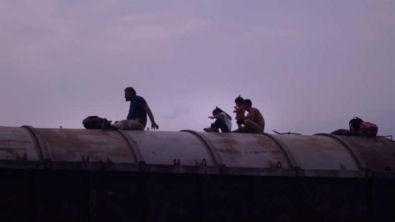 Migrantes centroamericanos descansan sobre las góndolas de un tren de carga. Imagen de archivo. EFE/Carlos López