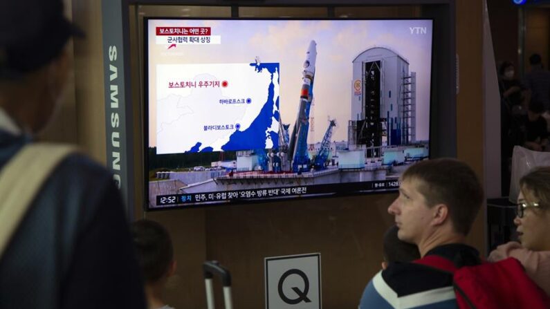 La gente ve un segmento de noticias sobre Corea del Norte, en una estación en Seúl, Corea del Sur. EFE/EPA/Jeon Heon-Kyun