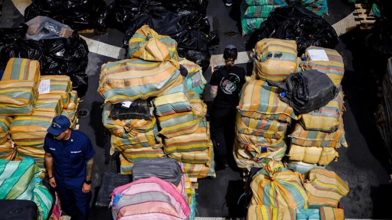 Fotografía de archivo de miembros de la tripulación del buque "James" de la Guardia Costera de Estados Unidos durante la descarga de un cargamento de 30 toneladas métricas de cocaína. EFE/Eva Marie Uzgategui