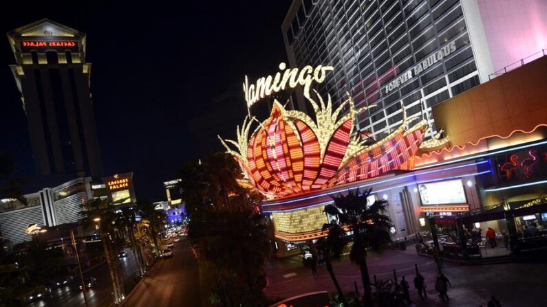 Vista nocturna de la entrada del casino Flamingo en Las Vegas, Nevada (Estados Unidos). Imagen de archivo. EFE/Michael Nelson