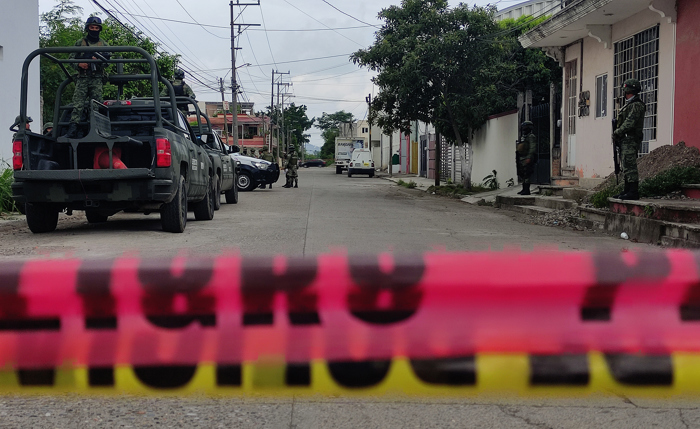 Tropas del Ejército Mexicano vigilan la zona en donde se localizaron varios cuerpos en el municipio de Poza Rica, estado de Veracruz, México. Imagen de archivo. (EFE/Édgar Escamilla)