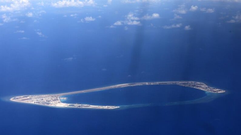 Vista aérea de archivo del arrecife Subi, una de las islas que China reclama como suyas a Filipinas en el Mar de China. EFE/Francis R. Malasig
