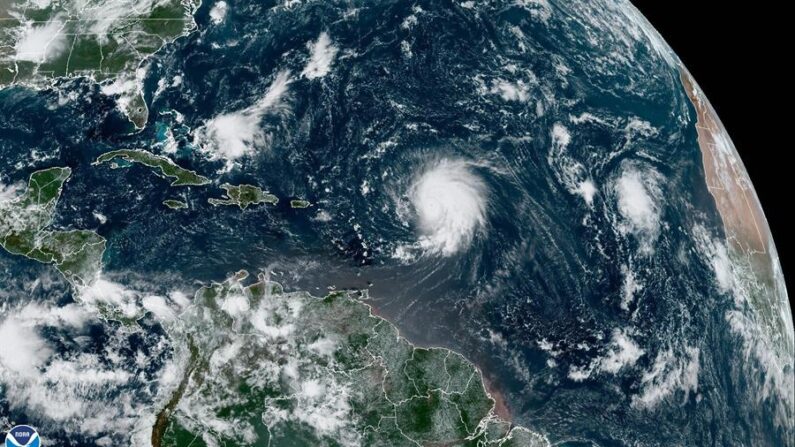 Fotografía satelital cedida este viernes, 8 de septiembre de 2023, por el Oficina Nacional de Administración Oceánica y Atmosférica (NOAA) a través del Centro Nacional de Huracanes (NHC) de Estados Unidos donde se muestra la localización del huracán Lee por el Atlántico. EFE/NOAA-NHC