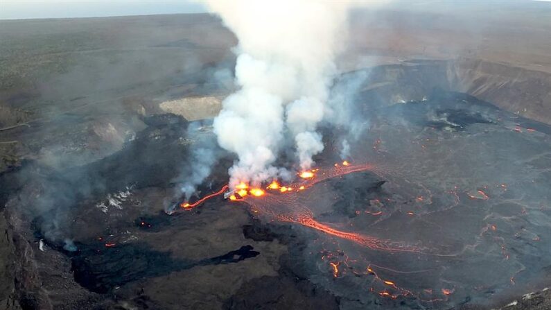 Una foto facilitada por el Servicio Geológico de Estados Unidos (USGS) muestra una vista del volcán Kilauea tras su erupción en el Parque Nacional de los Volcanes de Hawái, en la isla de Hawái, Hawái. EFE/EPA/M. Patrick 