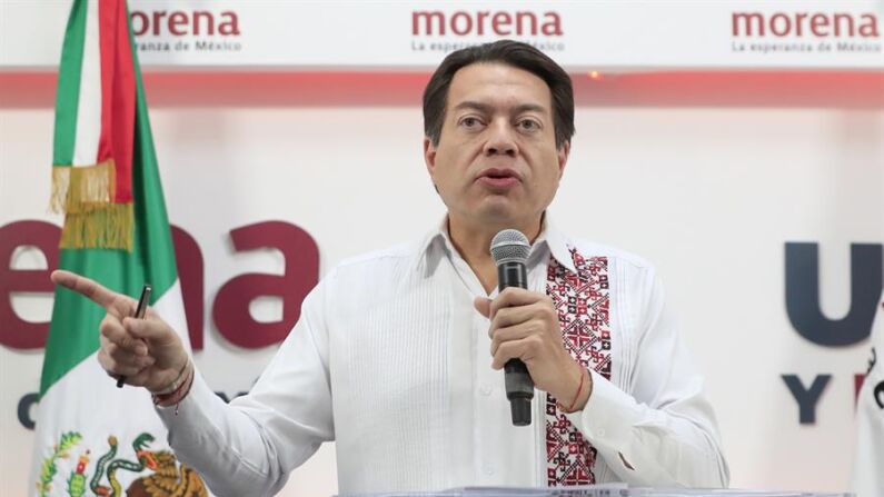 Mario Delgado, presidente del Movimiento de Regeneración Nacional (Morena), habla el 6 de junio de 2023 durante una conferencia de prensa en Ciudad de México. (EFE/Mario Guzmán)