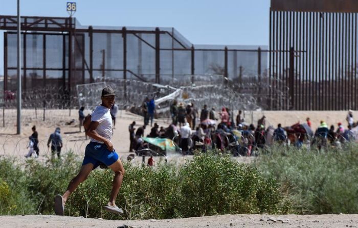 Un migrante corre ante la presencia de operativos de patrullaje en la frontera con Estados Unidos, el 24 de septiembre en Ciudad Juárez, México. (EFE/Luis Torres)
