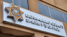 Sheriff de Nuevo México mantiene negativa a hacer cumplir veto de porte de armas de la gobernadora