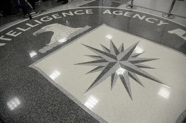 El logotipo de la CIA en la sede de la CIA en Langley, Virginia, el 21 de enero de 2017. (Olivier Doulier/Pool/Getty Images)