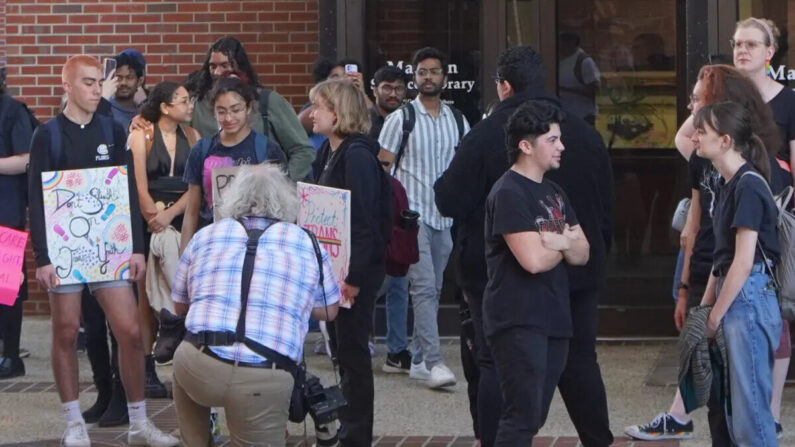 Estudiantes de la Universidad de Florida en Gainesville, Florida, sostienen carteles en apoyo de los derechos de los transexuales el 23 de febrero de 2023, como parte de una protesta contra la legislación propuesta que prohíbe la DEI. (The Epoch Times)