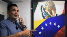 Exmilitar venezolano deportado de EE.UU. apoya como abogado a migrantes en la frontera de México
