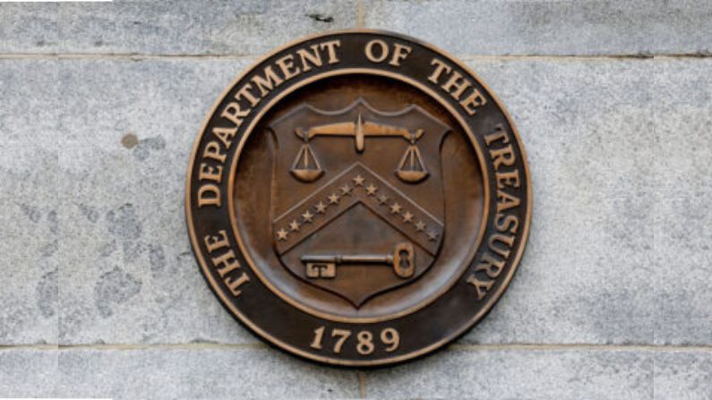 Se ve un sello en el exterior del edificio del Departamento del Tesoro de Estados Unidos, el 13 de marzo de 2023 en Washington, DC. (Somodevilla/Getty Images)