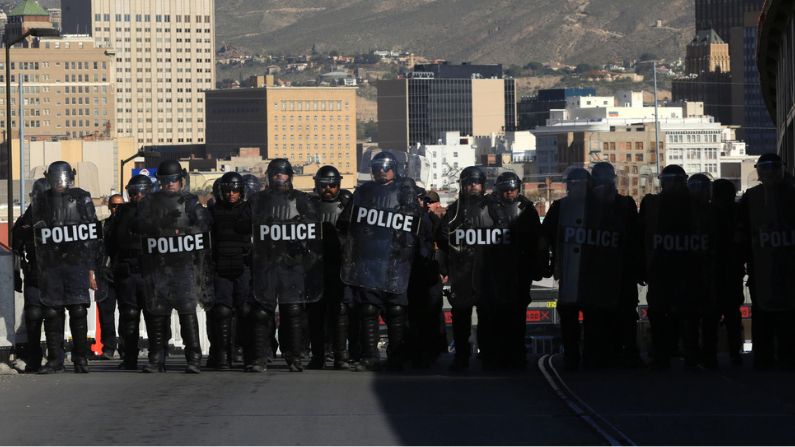 Fotografía de archivo de agentes de Aduanas y Protección Fronteriza (CBP) que resguardan una calle durante en el Puente Internacional Paso del Norte en El Paso, Texas (EE.UU.). (EFE/Alberto Ponce de León)
