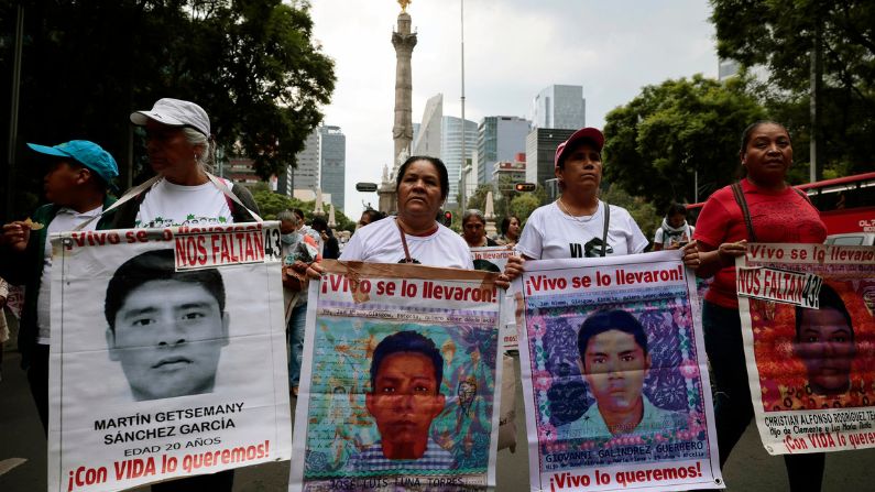 Fotografía de archivo de familiares y amigos de los 43 estudiantes desaparecidos de Ayotzinapa que protestan en la Ciudad de México (México). (EFE/José Méndez)