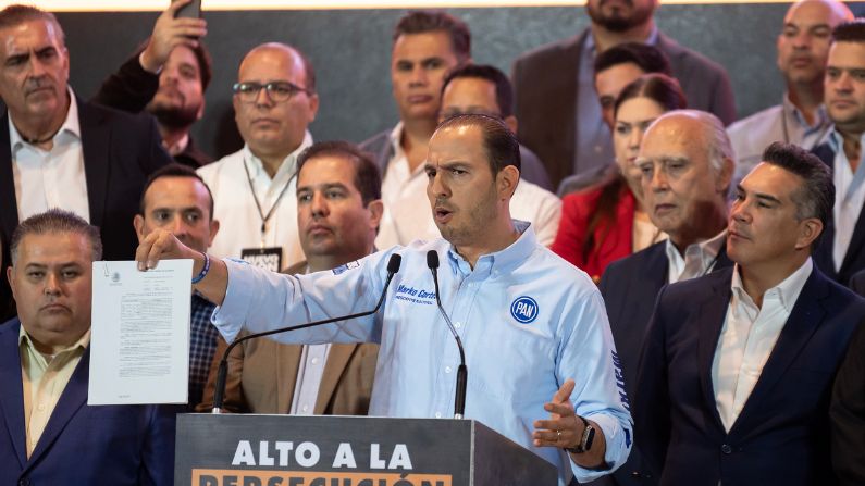 El dirigente nacional del Partido Acción Nacional (PAN), Marko Cortés habla durante una conferencia de prensa hoy en la ciudad de Monterrey, el 14 de septiembre de 2023. (EFE / Miguel Sierra)