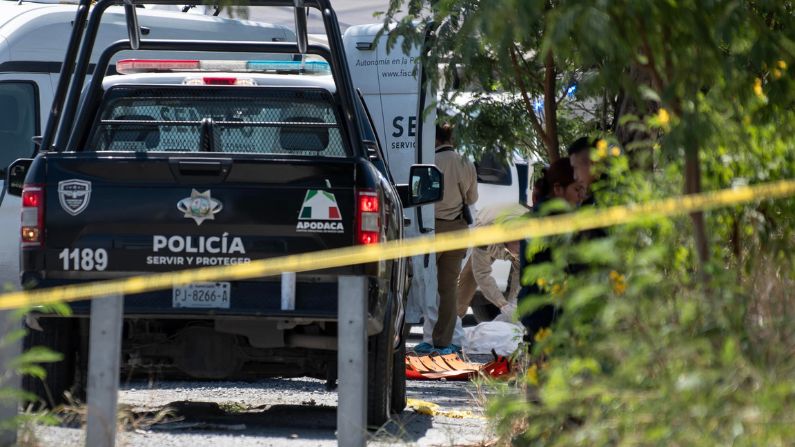 Peritos forenses de la fiscalía de el estado de Nuevo León trabajan en la zona donde aparecieron restos humanos, en el municipio de San Nicolás el estado de Nuevo León el 26 de septiembre de 2023. (EFE/Miguel Sierra)