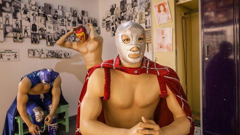 Fotografía de personajes de la lucha libre en el Museo de la Lucha Libre Mexicana (MULLME), el 20 de septiembre de 2023 en la fronteriza Tijuana, Baja California (México). (EFE/Joebeth Terríquez)