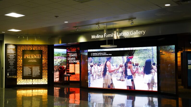 Exhibición "¡Presente!" en la Galería Latina de la Familia Molina en el Museo Nacional de Historia Estadounidense en Washington el 19 de septiembre de 2023. (Madalina Vasiliu/The Epoch Times)