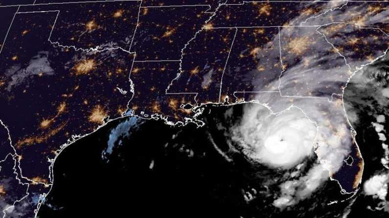 Fotografía satelital cedida por el Oficina Nacional de Administración Oceánica y Atmosférica (NOAA) a través del Centro Nacional de Huracanes (NHC) de Estados Unidos donde se muestra la localización de la tormenta tropical Idalia cerca de las costas de Florida (EE.UU.). EFE/NOAA-NHC