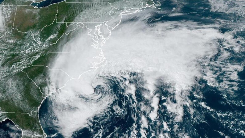 Fotografía satelital cedida por la Oficina Nacional de Administración Oceánica y Atmosférica (NOAA) a través del Centro Nacional de Huracanes (NHC) de Estados Unidos donde se muestra la localización de la tormenta tropical Ophelia en el Atlántico frente a las costas estadounidenses. EFE/NOAA-NHC