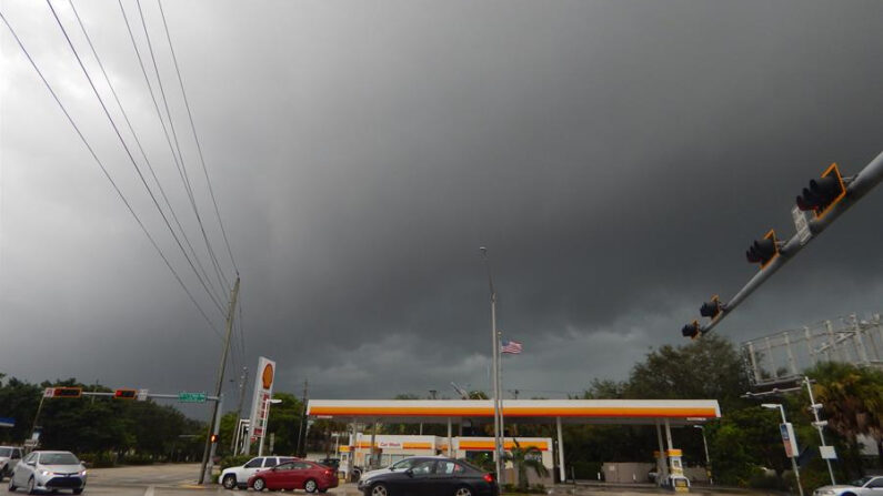 Vista del cielo nebuloso en Miami, Florida (Estados Unidos), unas horas antes de la llegada del huracán Irma. EFE/Latif Kassidi