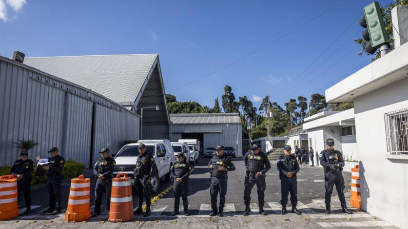 Policías vigilan este 12 de septiembre de 2023 durante un operativo del Ministerio Público (Fiscalía) en el Centro de Operaciones del Proceso Electoral, sede del Tribunal Supremo Electoral en el Parque de la Industria, en Ciudad de Guatemala (Guatemala). EFE/ Esteban Biba