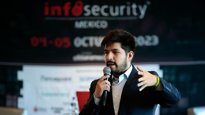 El fundador de la firma Cyberimox, Enrique Herrera, habla durante una rueda de prensa hoy, en Ciudad de México (México). EFE/ José Méndez
