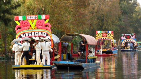 Trajinera de Xochimilco ilumina con colores mexicanos canales de Londres por 200 años de amistad