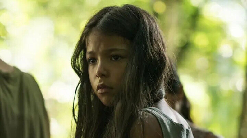 Rocío (Cristal Aparicio, centro), una niña vendida como esclava sexual a un tirano rebelde en la selva colombiana en "Sonido de la libertad", estrenada el 4 de julio de 2023. (Cortesía de Angel Studios)