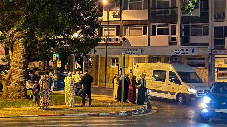 Vecinos en el centro de Rabat huyen de sus casas y salen a la calle tras el terremoto de magnitud 7 que sacudió este viernes la región septentrional marroquí de Marrakech, sin que se sepa de momento si se han producido víctimas o daños materiales. EFE/Mohamed Siali