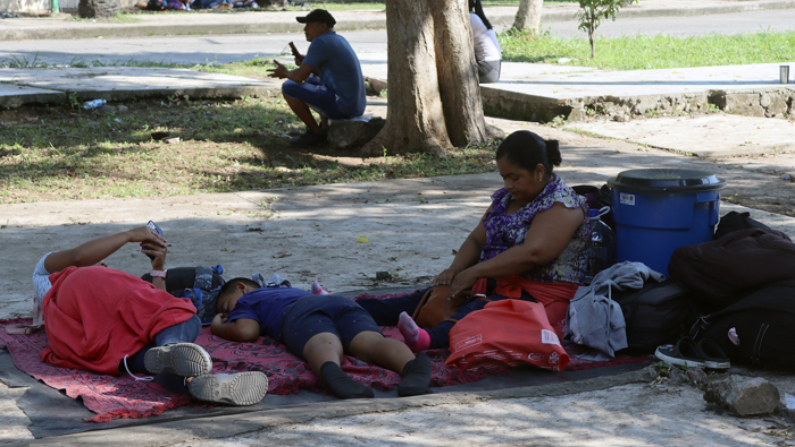 Grupos de migrantes permanecen en un campamento improvisado hoy 26 de septiembre de 2023, en Tapachula, Chiapas, México. (EFE/Juan Manuel Blanco)