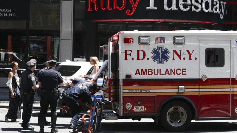 Los servicios de emergencia atienden a una de las personas atropelladas en Times Square, Nueva York. Imagen de archivo. EFE/Justin Lane 
