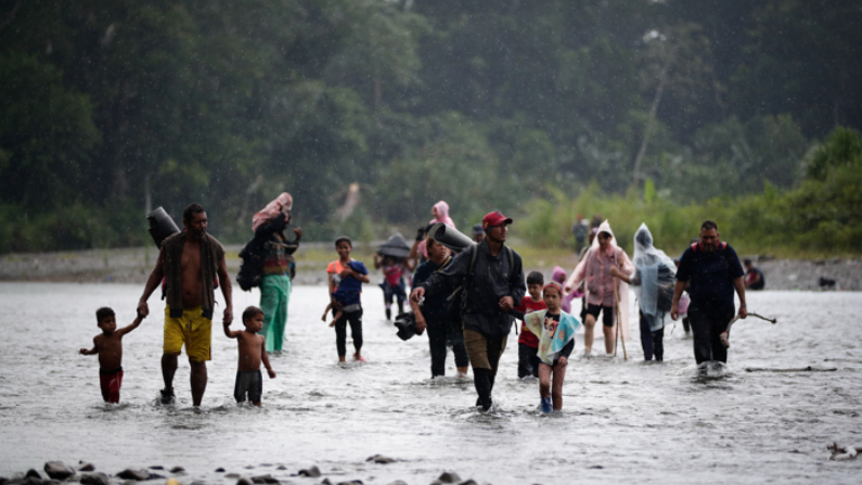 Fotografía de archivo fechada el 14 de septiembre de 2023 de migrantes mientras cruzan el río Turquesa, en Darién en Panamá. (EFE/ Bienvenido Velasco/Archivo)