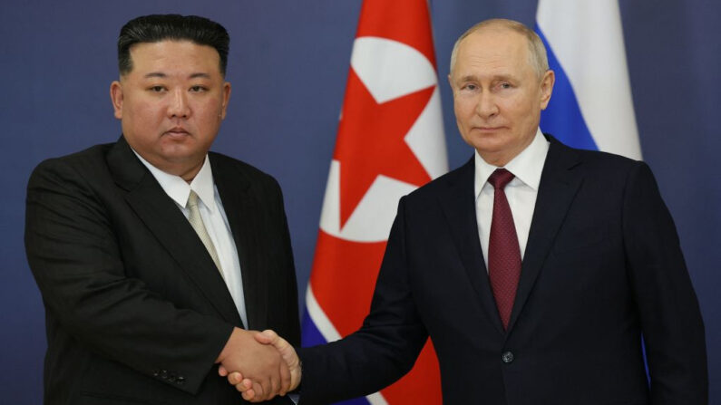 Esta imagen de pool distribuida por la agencia Sputnik muestra al presidente ruso, Vladimir Putin (d), y al líder norcoreano, Kim Jong Un (i), estrechándose la mano durante su reunión en el cosmódromo de Vostochni, en la región de Amur, el 13 de septiembre de 2023, antes de las conversaciones previstas que podrían conducir a un acuerdo sobre armas con el presidente ruso. (Vladimir Smirnov/POOL/AFP vía Getty Images)