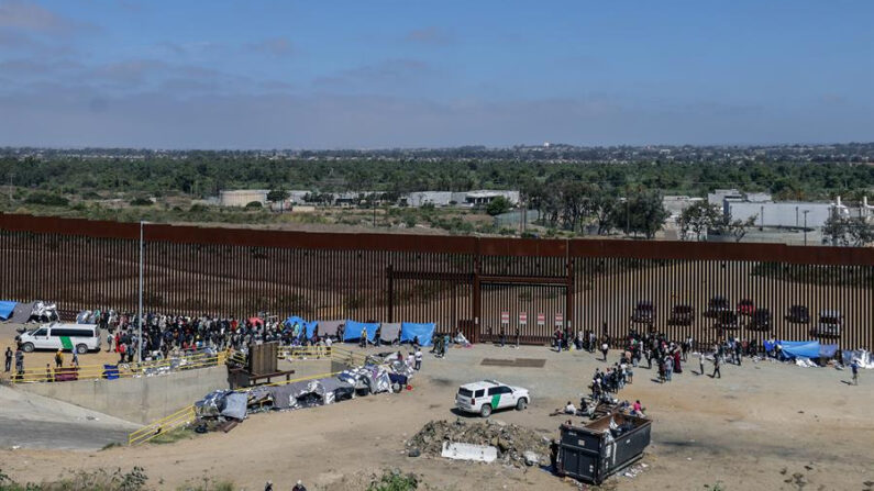 Imagen de archivo de migrantes junto al muro fronterizo, el 13 de septiembre de 2023, en la ciudad de Tijuana, en Baja California, México. (EFE/Joebeth Terríquez)