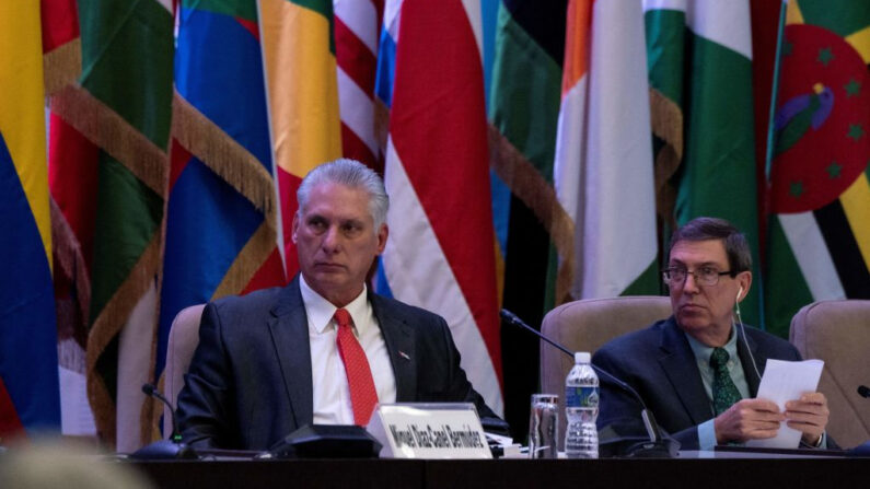 El líder cubano Miguel Díaz-Canel (izq.) y el canciller cubano Bruno Rodríguez asisten a la Cumbre del G77 + China en el Palacio de Convenciones de La Habana el 16 de septiembre de 2023. (Yamil Lage/AFP vía Getty Images)