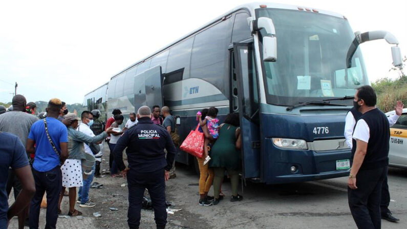 Fotografía de archivo de migrantes que eran trasladados en autobuses a diversos destinos del país, desde Chiapas (México). EFE/Juan Manuel Blanco