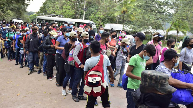 Fotografía de archivo de migrantes parte de una caravana en el municipio de Santa Rita en el departamento de Copán (Honduras). EFE/José Valle