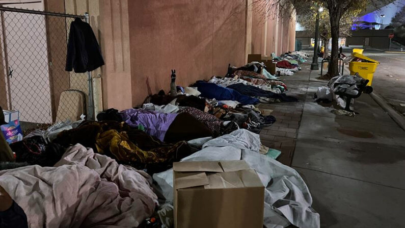 Fotografía de archivo de migrantes que duermen en la calle durante la madrugada a unos pasos del Centro de Convenciones de El Paso Texas (EE. UU.). EFE/Octavio Guzmán