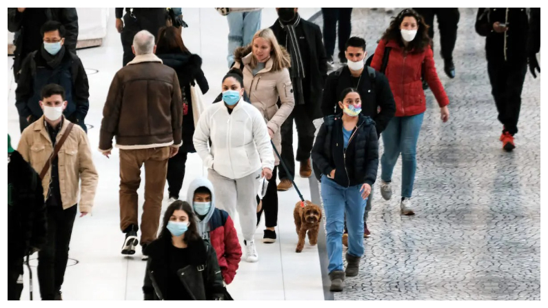 La gente lleva mascarillas en un centro comercial cubierto en The Oculus en el bajo Manhattan el día en que un mandato de mascarillas entró en vigor en Nueva York, el 13 de diciembre del 2021. (Spencer Platt/Getty Images)