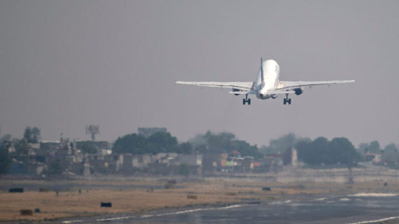 Un avión despega en el aeropuerto internacional Benito Juárez de Ciudad de México (México) el 20 de marzo de 2020. (Pedro Pardo/AFP vía Getty Images)